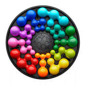 Közelkép a Smart Games IQ Deluxe Circle logikai játék játéktáblájáról, amelyen a szivárvány színeiben elhelyezett gömbös puzzle-elemek zárják a kört. A színek látványosan fokozatos átmenetben követik egymást a fekete alapon.