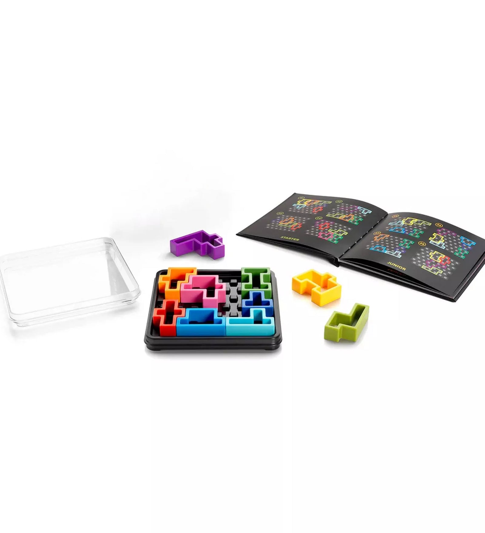 A Smart Games IQ Deluxe Square készlet tartalma: átlátszó fedél, négyzet alakú játéktábla, több színes műanyag puzzle-elem és egy kihívásfüzet különböző nehézségi szintekkel. A kép bemutatja, hogyan lehet a feladványokat lépésről lépésre megoldani.
