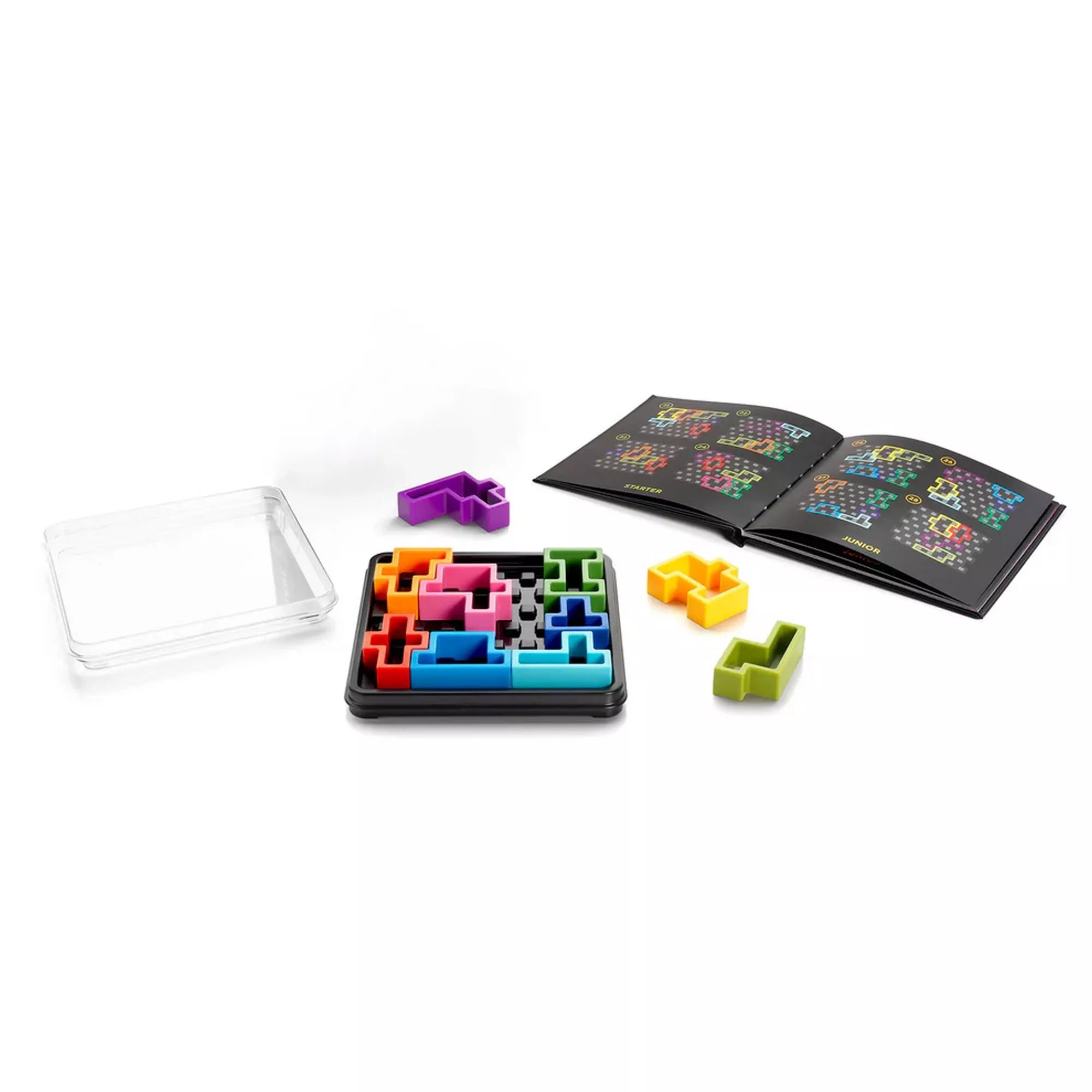 A Smart Games IQ Deluxe Square készlet tartalma: átlátszó fedél, négyzet alakú játéktábla, több színes műanyag puzzle-elem és egy kihívásfüzet különböző nehézségi szintekkel. A kép bemutatja, hogyan lehet a feladványokat lépésről lépésre megoldani.