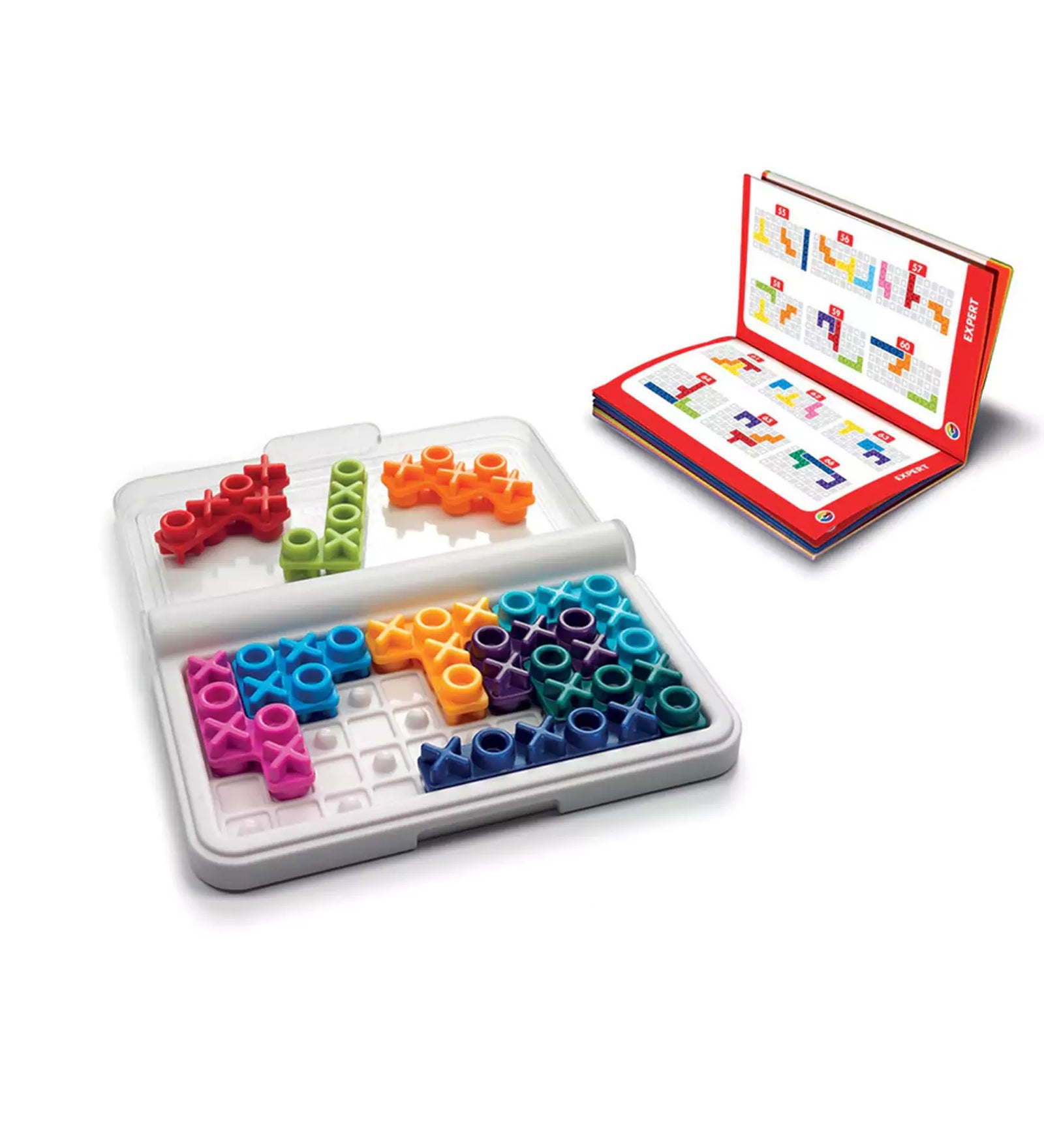 Smart Games IQ XOXO nyitott játéktábla színes X és O mintás elemekkel, háttérben kihívásfüzettel.
