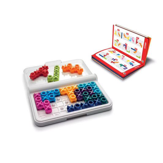 Smart Games IQ XOXO nyitott játéktábla színes X és O mintás elemekkel, háttérben kihívásfüzettel.