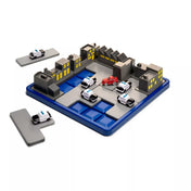 RoadBlock játéktábla épületekkel és rendőrautókkal, a piros autó körbezárása logikai feladványban