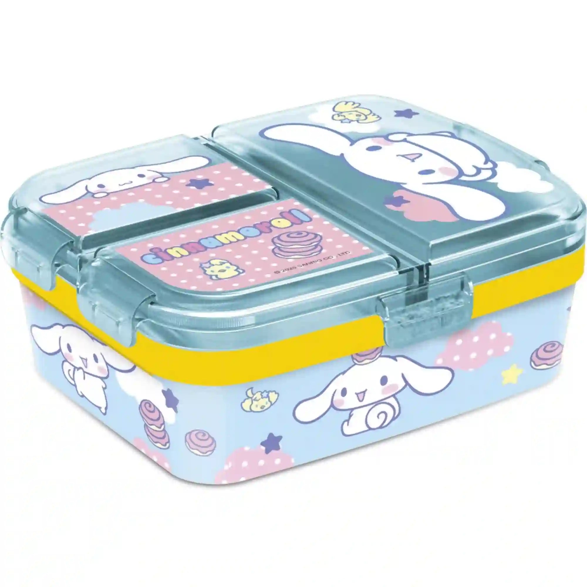 STOR Cinnamoroll mintás, több rekeszes uzsonnásdoboz zárható fedéllel, 18 × 15 × 6,5 cm – világoskék uzsonnásdoboz átlátszó, háromrészes fedéllel, Cinnamoroll figurákkal, rózsaszín felhőkkel, csillagokkal és süteménymintákkal, sárga peremmel és átlátszó zárófülekkel, fehér háttér előtt.