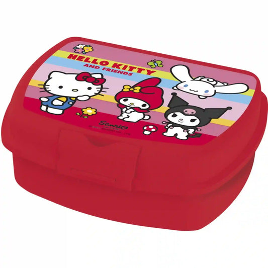 STOR Hello Kitty mintás, kompakt uzsonnásdoboz zárható fedéllel, 18 × 14 × 7 cm – piros uzsonnásdoboz Hello Kitty, My Melody, Kuromi és Cinnamoroll figurákkal, rózsaszín, sárga és kék csíkos fedélmintával, virágokkal, Hello Kitty and Friends felirattal és elülső piros zárófüllel, fehér háttér előtt.