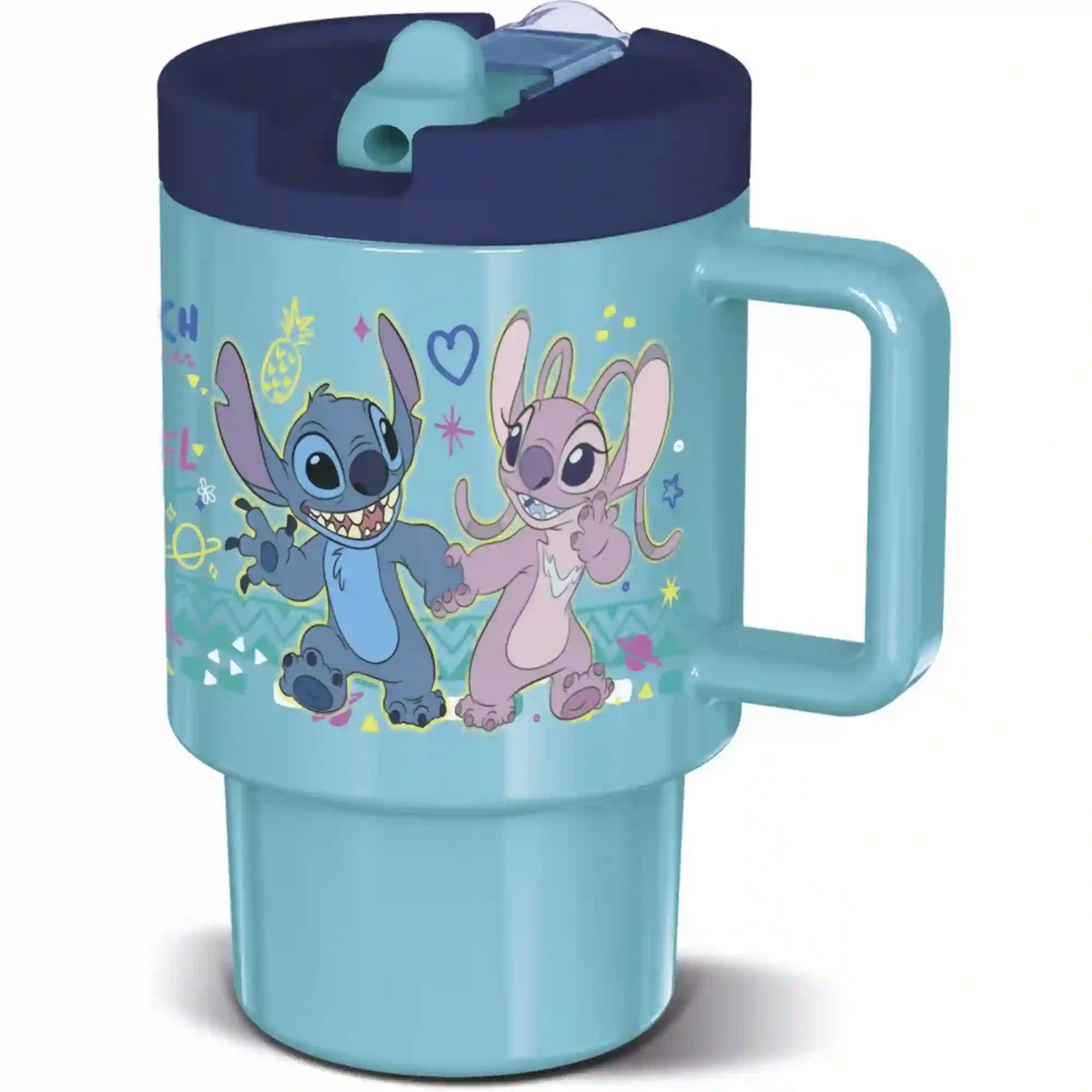 STOR Stitch és Angel mintás türkiz szívószálas pohár, sötétkék tetővel, felhajtható ivócsőrrel és oldalsó fogantyúval. A poháron Stitch és Angel figurája látható színes minták között, fehér háttér előtt.