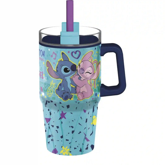 STOR Stitch mintás hőtartó bögre, 640 ml – türkizkék bögre Stitch és Angel figurájával, színes szívecskékkel, hangjegyekkel és virágmintákkal, sötétkék fogantyúval, átlátszó tetővel és lila szívószállal, fehér háttér előtt.