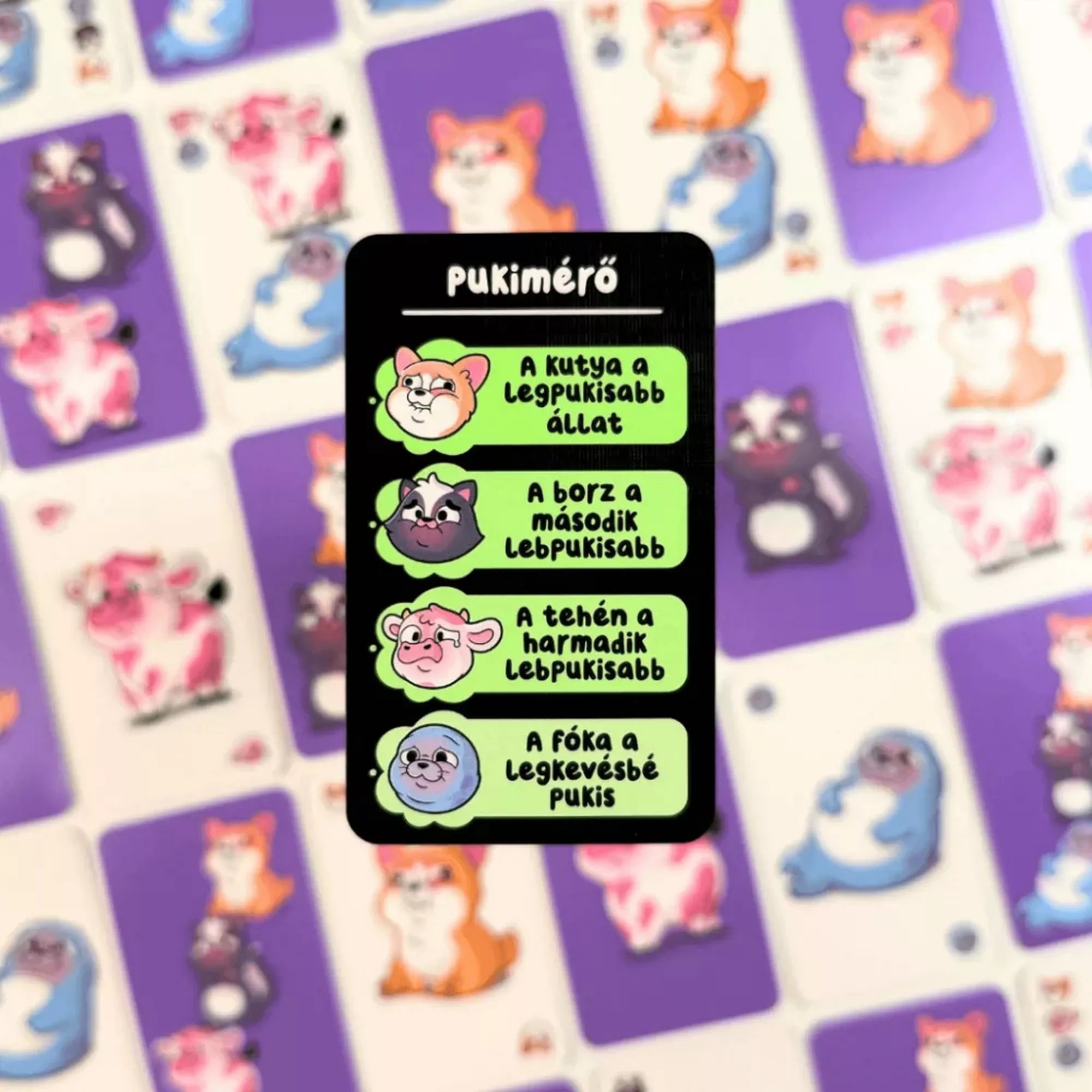 Közelkép a Sunyi szelek „Pukimérő” kártyájáról, amely rangsorolja a játék állatait pukisság szerint – a kutya a legpukisabb, a fóka a legkevésbé pukis.