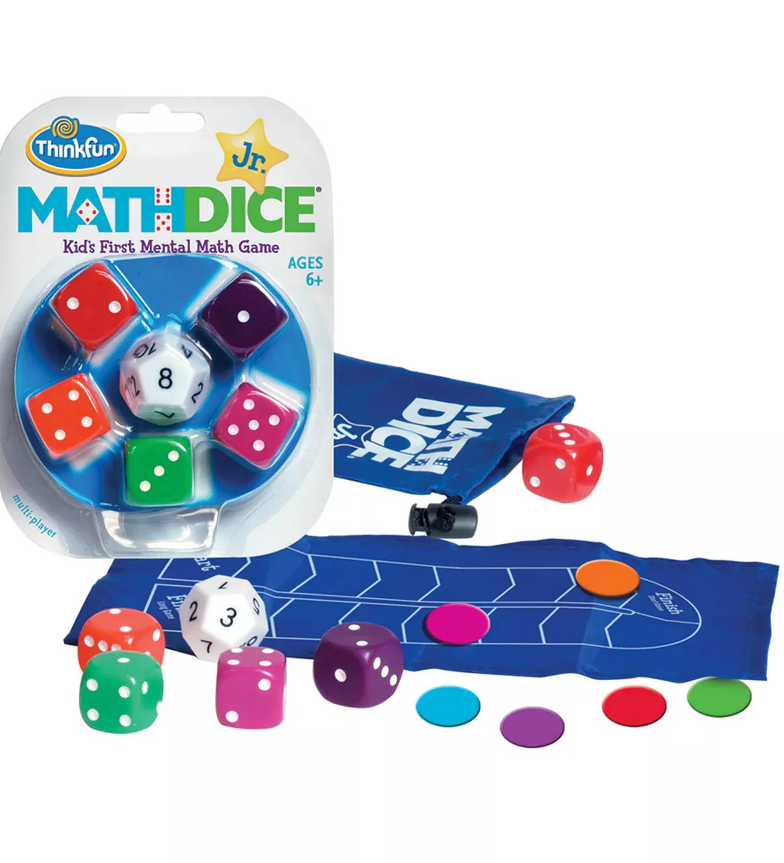 „A Math Dice Jr. játék tartalma: színes dobókockák, célszám-kocka, pontozószőnyeg, korongok és tárolózsák a csomagolás mellett.”