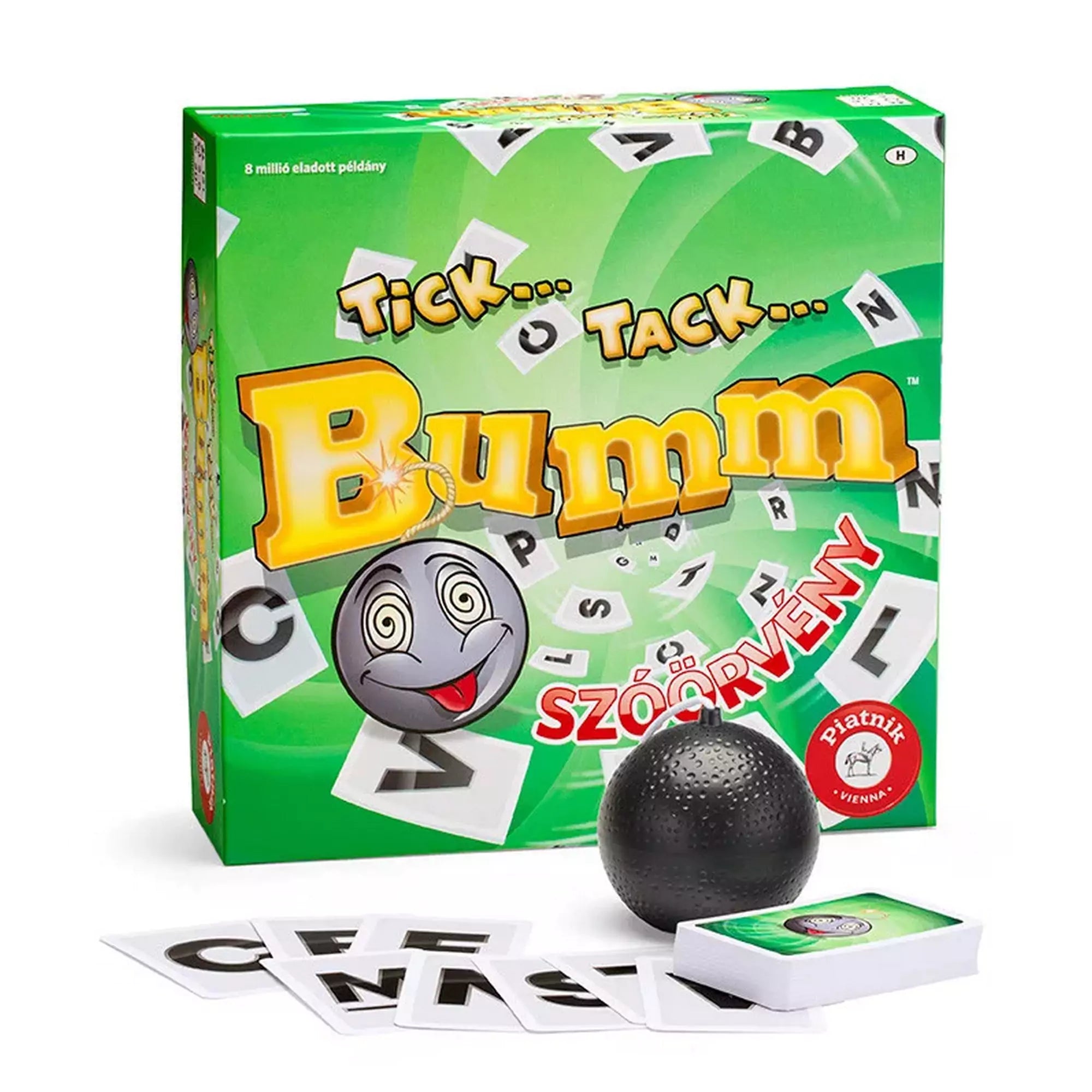 Tick Tack Bumm Szóörvény társasjáték doboza zöld háttérrel, rajta a játék logója, a ketyegő bomba vidám illusztrációja és betűkörforgás. Az előtérben látható a fekete játékszivacs-bomba, valamint a kártyapakli és néhány felfordított betűkártya.
