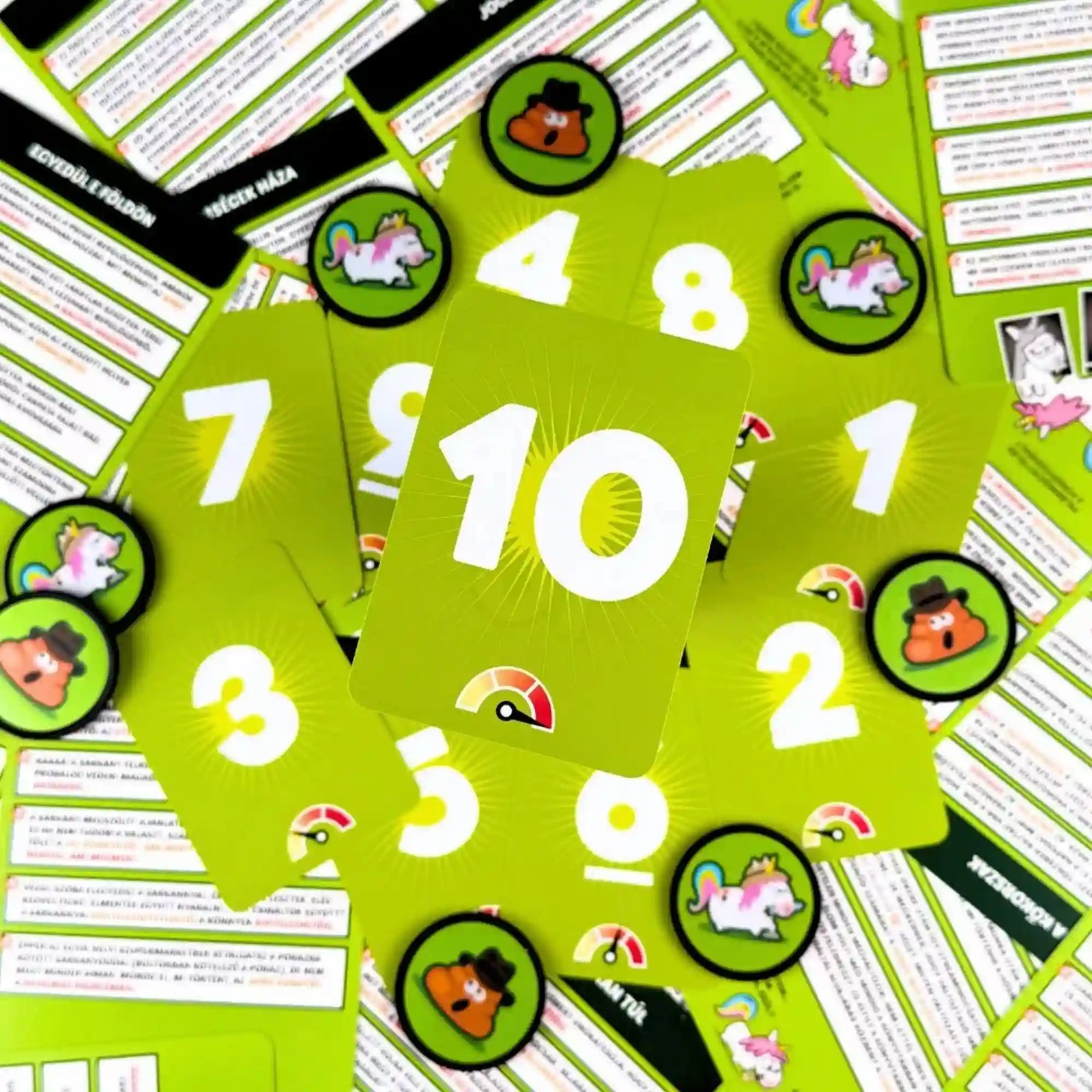 Top 10 Kalandok magyar nyelvű társasjáték számozott kártyái és unikornisos, valamint kalapos karakterzsetonjai.