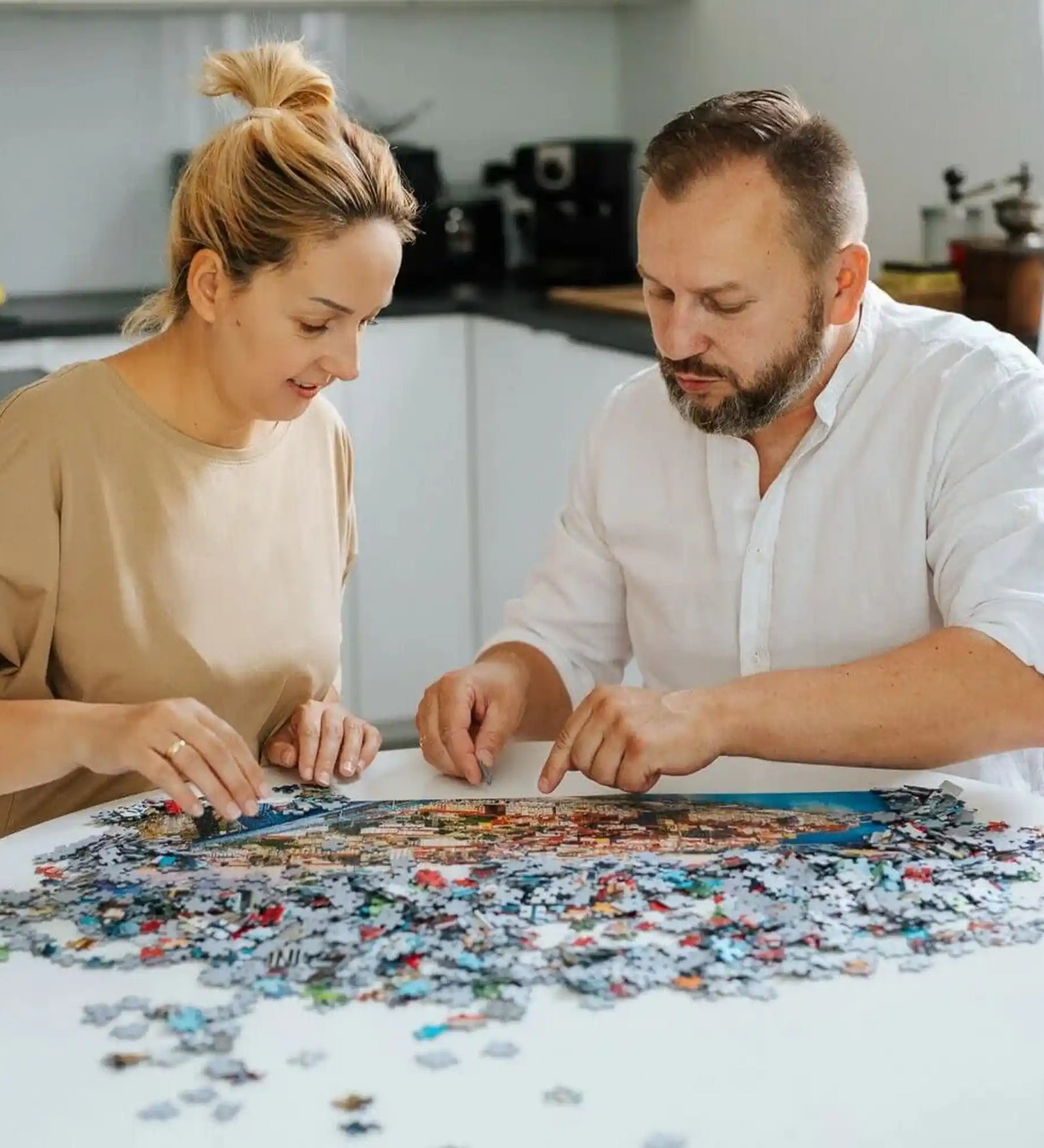 Trefl Secret Puzzle Sanctum 1000 darabos puzzle kirakása, férfi és nő közösen rakja a titokzatos meglepetés kirakót otthon.