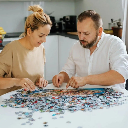 Trefl Secret Puzzle Sanctum 1000 darabos puzzle kirakása, férfi és nő közösen rakja a titokzatos meglepetés kirakót otthon.