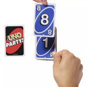 UNO Party kártyajáték játékmenet, kék számozott UNO lapok kézben, pörgős parti hangulat