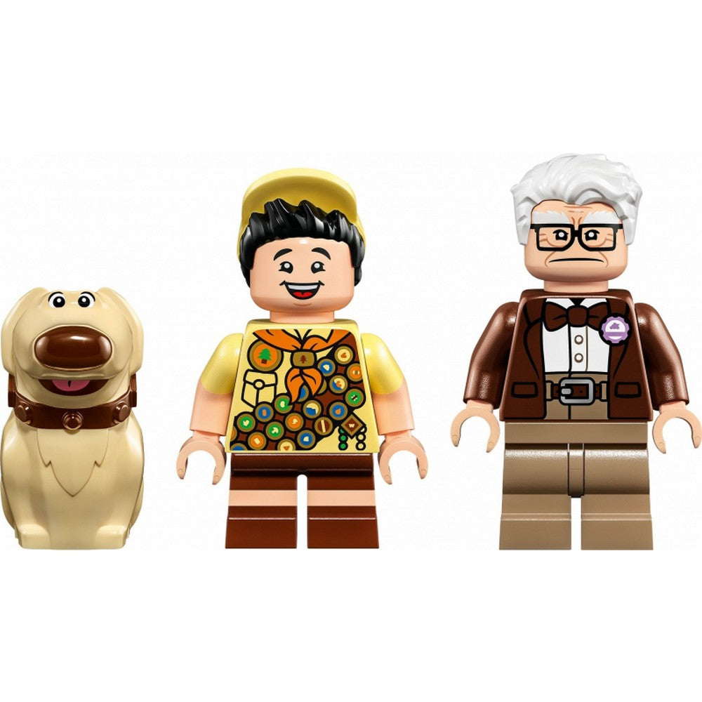 LEGO minifigurák: Carl Fredricksen, Russell és Dug a "Fel" ház készletből.